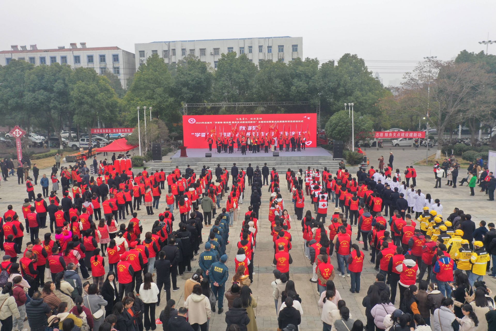 活動現(xiàn)場，還舉行了新就業(yè)志愿服務隊授旗儀式  孫縉攝.jpg.jpg